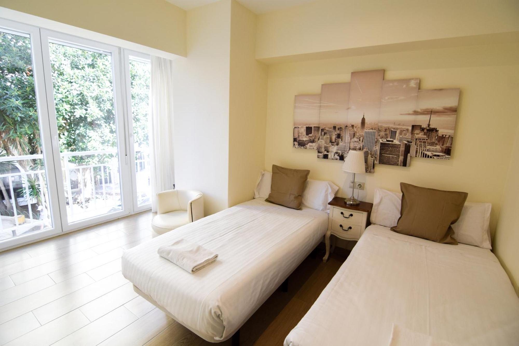 Malagueta Beachside Charm Apartment Малага Екстериор снимка