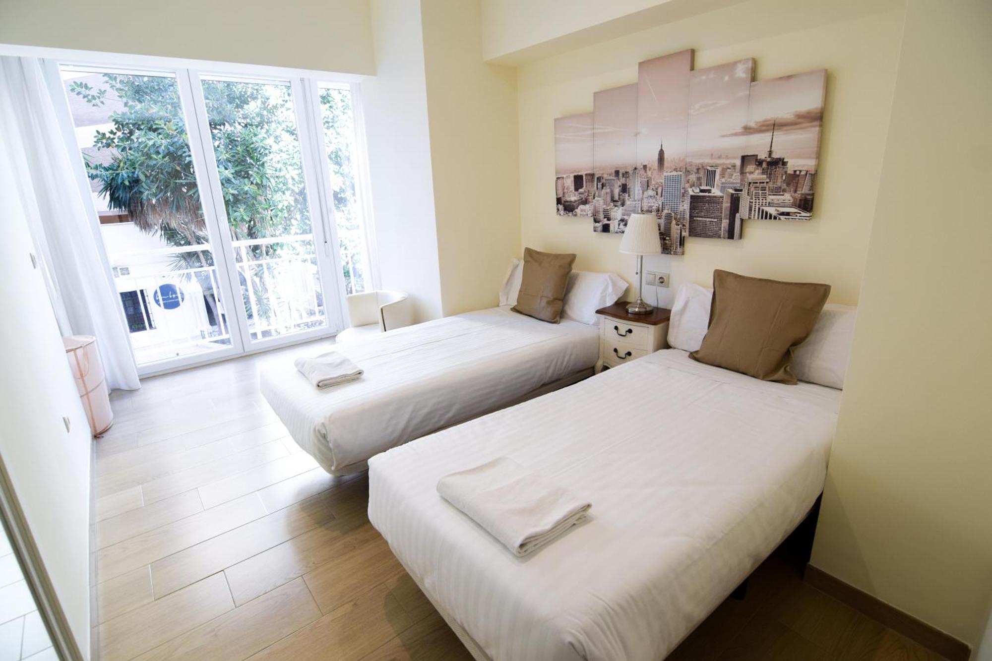 Malagueta Beachside Charm Apartment Малага Екстериор снимка