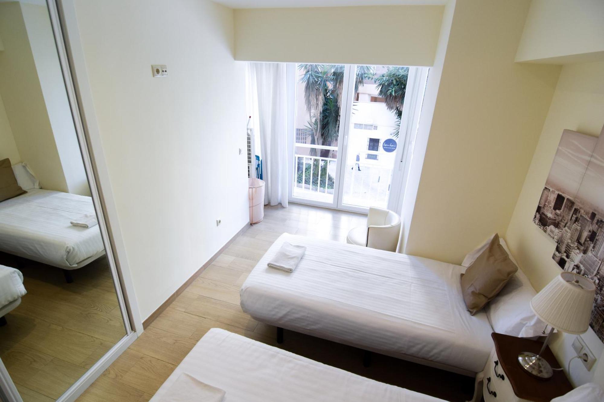 Malagueta Beachside Charm Apartment Малага Екстериор снимка