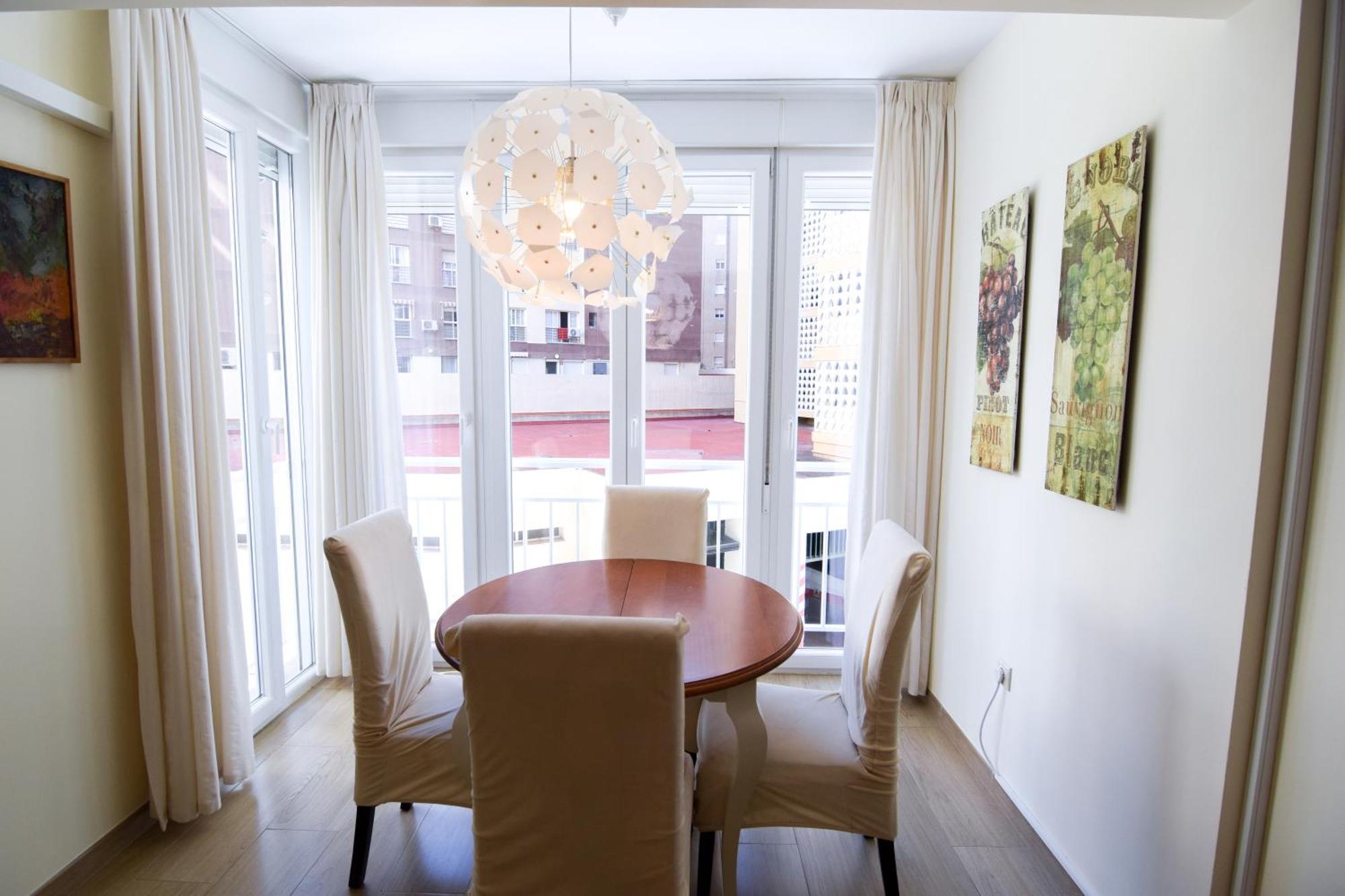 Malagueta Beachside Charm Apartment Малага Екстериор снимка