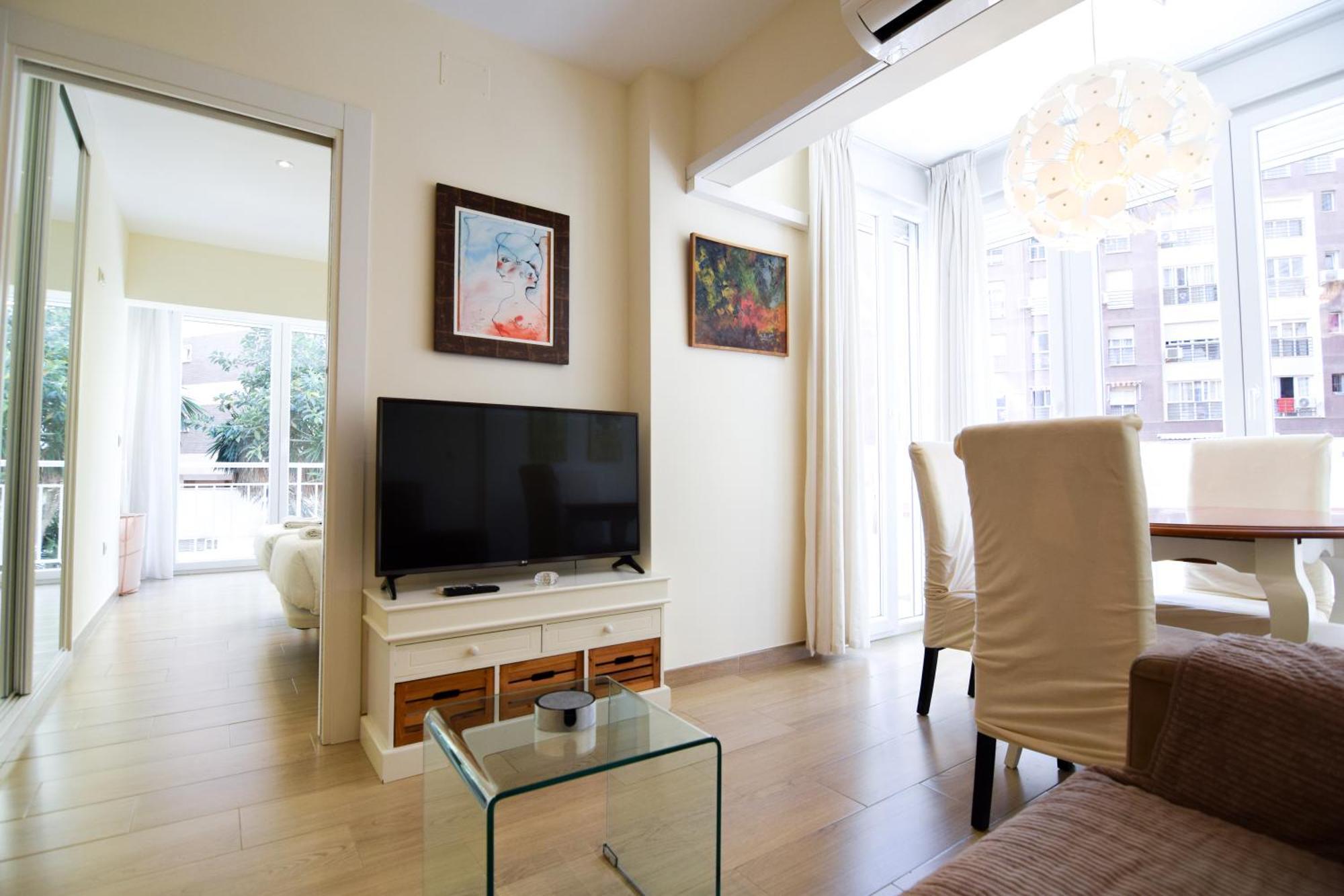 Malagueta Beachside Charm Apartment Малага Екстериор снимка